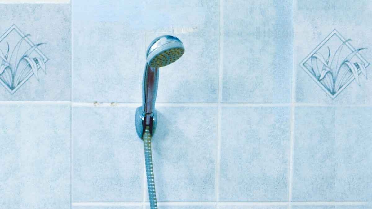 Douchette inclinée dans un support de douche