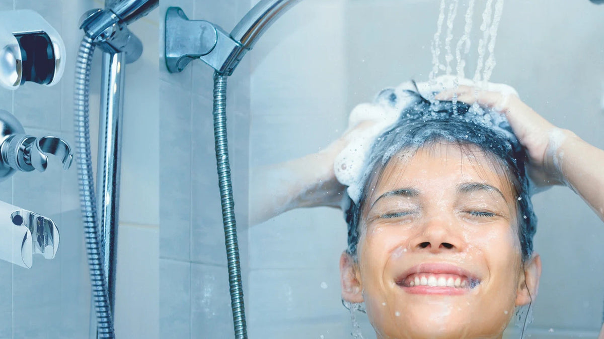 Support de douche et femme se lavant les cheveux