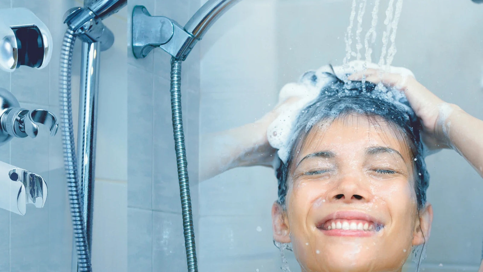 Duschhalterung an einer Duschstrange und junge Frau, die die Haare wäscht