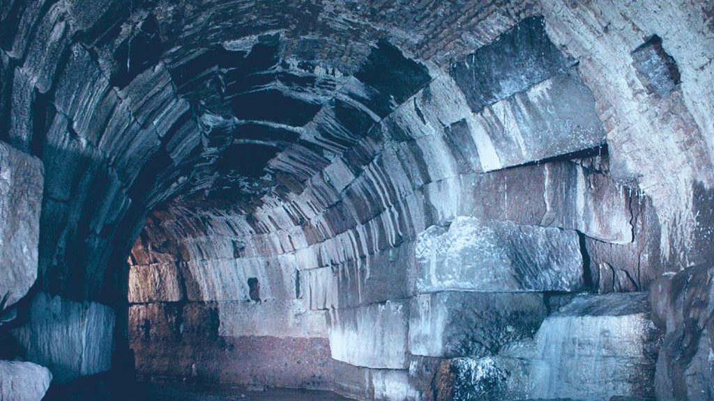 Historische Cloaca Maxima als Beispiel für Wasser- und Abwassersysteme