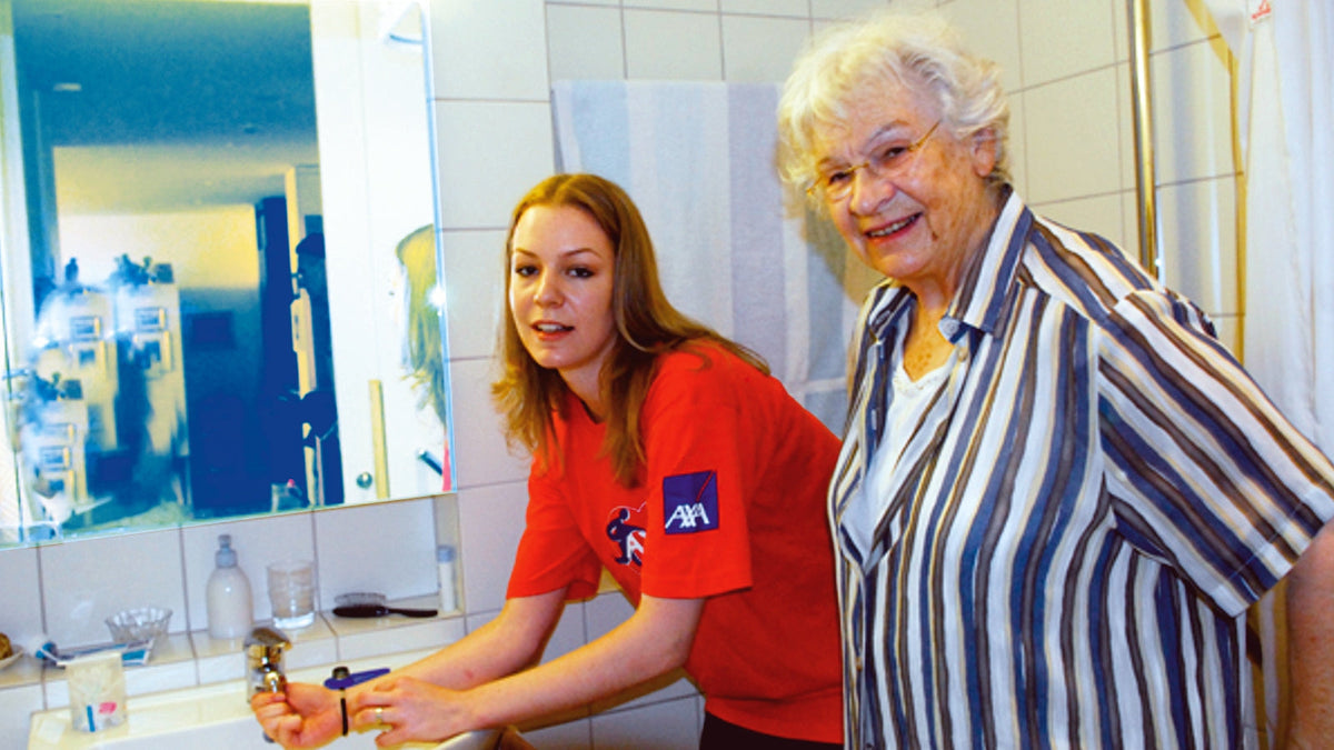 Collaborateurs AXA lors d’une action d’économie d’eau en EMS