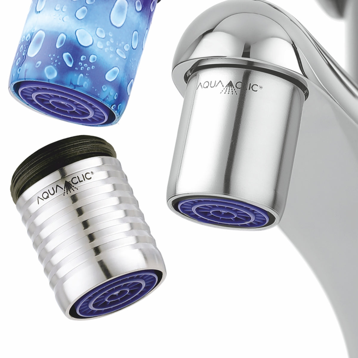 Energiesparender Strahlregler aus Edelstahl am Wasserhahn. Daneben 1 AquaClic aus gewelltem Edelstahl lose und die wassersparende Mischdüse aus Messing im Design Raindrops, lose