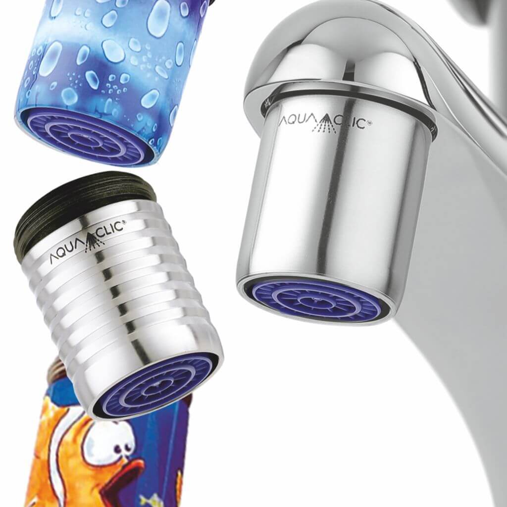 AquaClic-Mischdüsen in Edelstahl oder in Farbe nebeneinander auf einer Meereswelle, neben einem Wasserhahn mit dem Raindrops-Clic angeschraubt