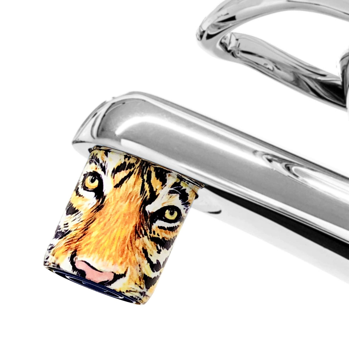 AquaClic Strahlregler mit Tiger-Design am verchromten Wasserhahn montiert