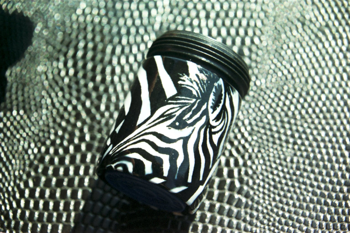 AquaClic-Strahlregler am Wasserhahn in Zebra-Design spart Wasser und Energie