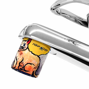 Ein Wasserhahn mit AquaClic-Strahlregler Pussycats-Design reduziert den Wasserverbrauch und die Kosten.