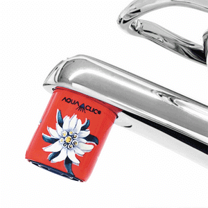 AquaClic-Strahlformer am Hahn mit Edelweiss-Design für einen sparsamen und nachhaltigen Wasserverbrauch