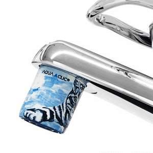 Der AquaClic-Wassersparer mit Miou-Design am Wasserhahn senkt den Wasserverbrauch und die CO2-Emissionen.