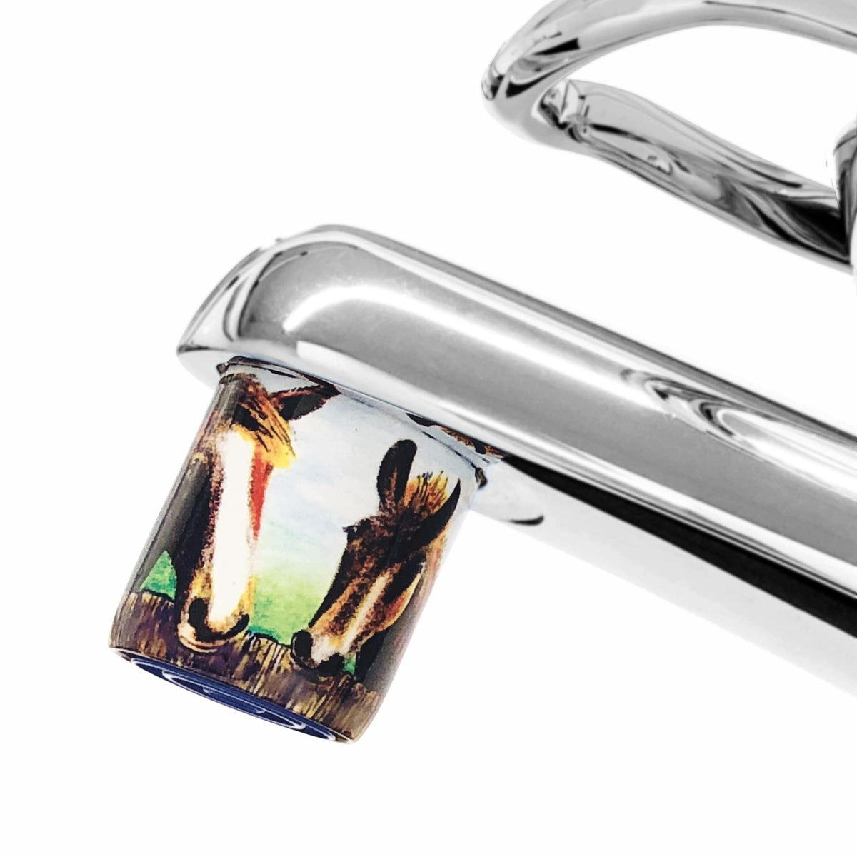 AquaClic-Strahlformer am Hahn mit Cavalli curiosi-Design für eine Wasser- und CO2-Einsparung