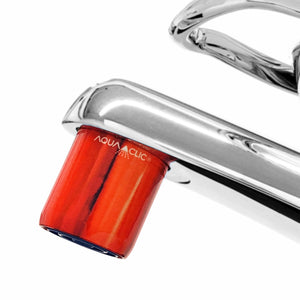 AquaClic Strahlregler Tahiti mit rot-orangefarbenem Farbverlauf montiert am Chrom Wasserhahn im Badezimmer