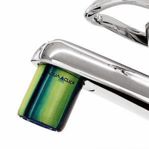 AquaClic Strahlregler Tahiti mit rot-orangefarbenem Farbverlauf montiert am Chrom Wasserhahn im Badezimmer