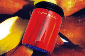 AquaClic Strahlregler Tahiti mit rot-orangefarbenem Farbverlauf vor tropischer Blüte im Hintergrund