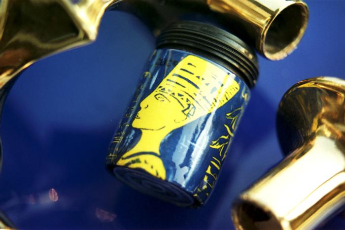 AquaClic Strahlregler Memphis mit stilisiertem Nofretete-Porträt und Hieroglyphen am Badezimmer-Wasserhahn