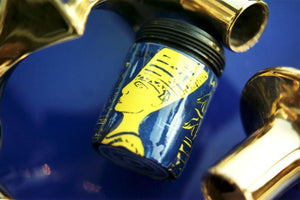 AquaClic Strahlregler Memphis mit stilisiertem Nofretete-Porträt und Hieroglyphen am Badezimmer-Wasserhahn