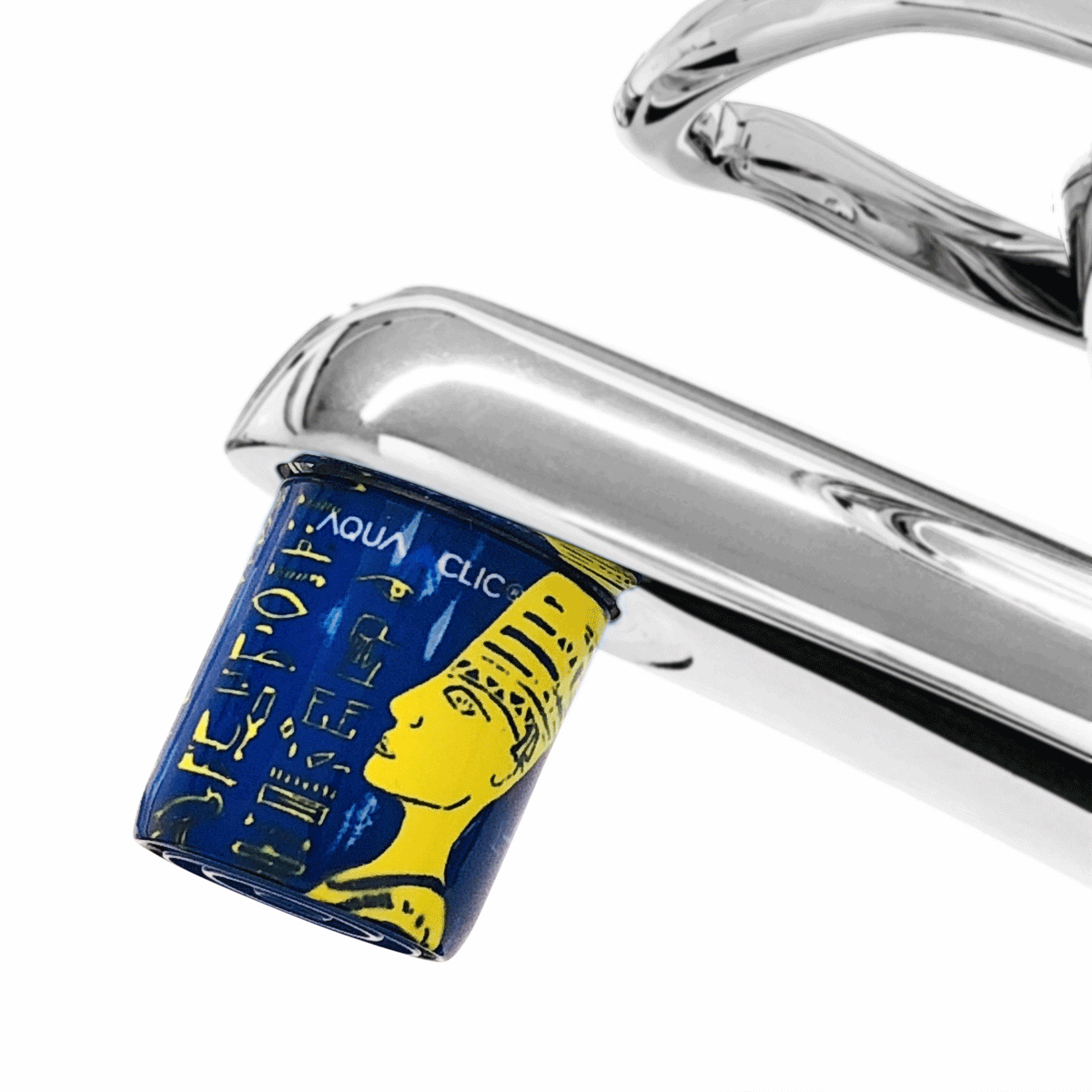 AquaClic Strahlregler Memphis mit stilisiertem Nofretete-Porträt und Hieroglyphen am Badezimmer-Wasserhahn