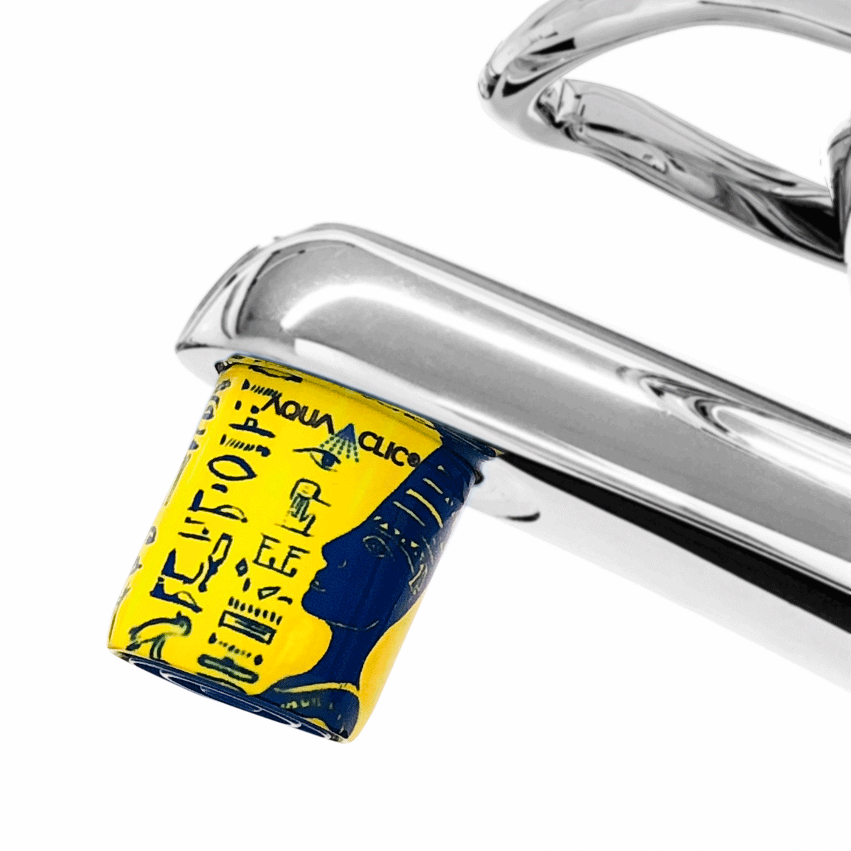 AquaClic Strahlregler Nofretete mit gelbem Hieroglyphen-Motiv am Badezimmer-Wasserhahn