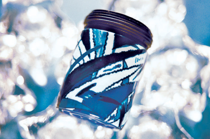 AquaClic Strahlregler Ice mit blauem Eis-Zapfen-Muster vor eisigem Hintergrund am Wasserhahn im Bad oder Gäste-Bad