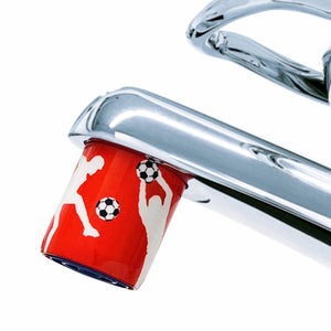 Senken Sie Ihren Wasserverbrauch mit dem AquaClic-Perlstrahlregler und Eins-zu-Null-Design am Hahn.