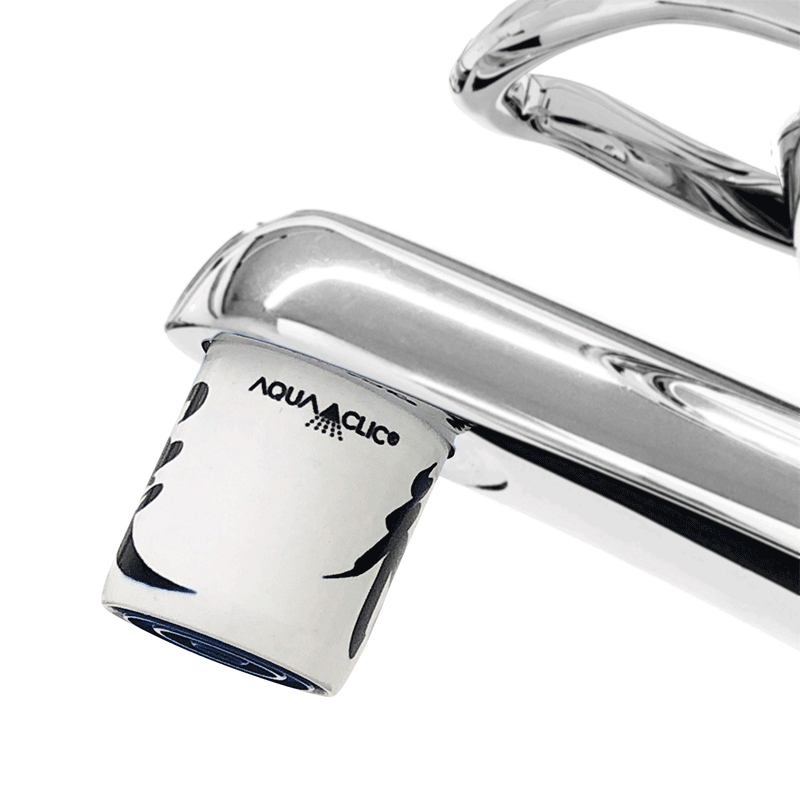 AquaClic Strahlregler Fu Glück mit chinesischem Schriftzeichen für Glück montiert am Chrom Wasserhahn im Badezimmer