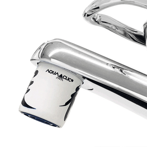 AquaClic Strahlregler Fu Glück mit chinesischem Schriftzeichen für Glück montiert am Chrom Wasserhahn im Badezimmer