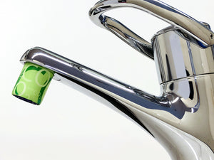 Durchflussmengenregler am Wasserhahn mit Less CO2-Design: spart Wasser, Energie und Geld