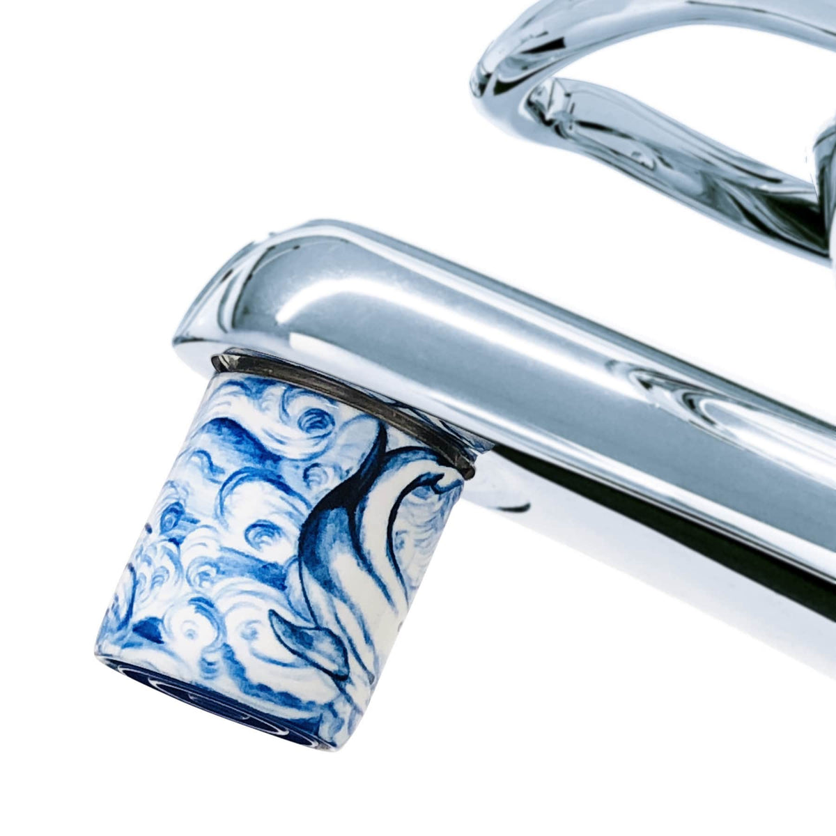 Perlstrahlregler für den Hahn mit Smiling dolphin-Design AquaClic-Strahlregler: vermindert den Wasserverbrauch und die CO2-Emissionen