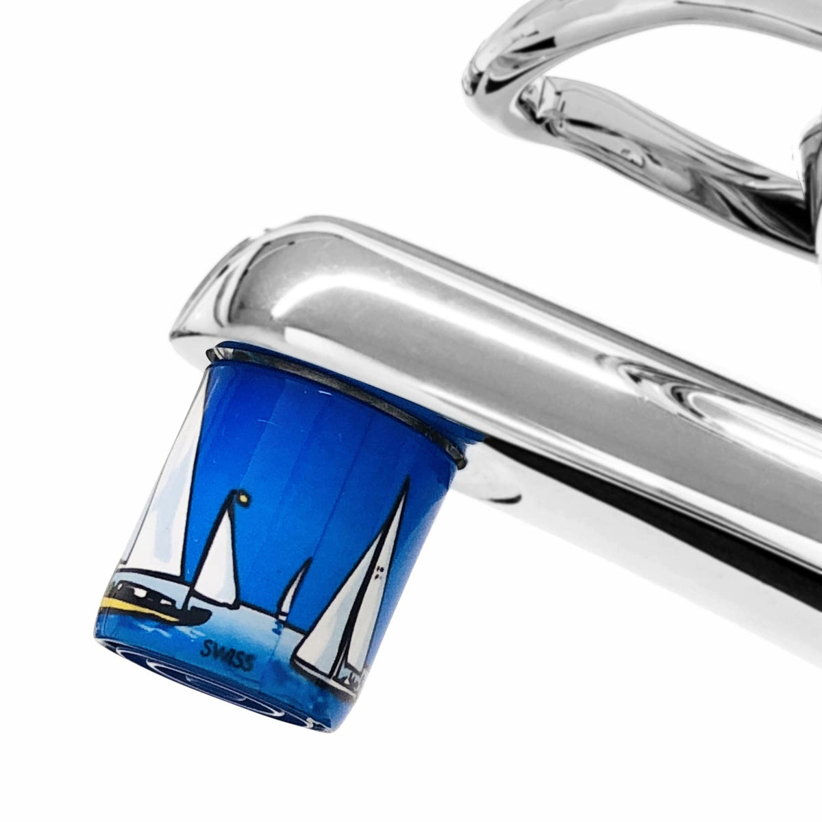 AquaClic-Strahlformer am Wasserhahn in  Regatta-Design senkt den Wasserverbrauch