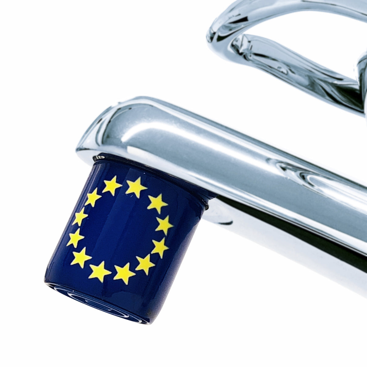 AquaClic Strahlregler Europa mit blauem Sternenkreis-Motiv der europäischen Flagge am Badezimmer-Wasserhahn