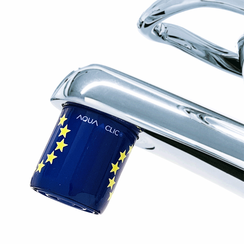 AquaClic Strahlregler Europa mit blauem Sternenkreis-Motiv der europäischen Flagge am Badezimmer-Wasserhahn