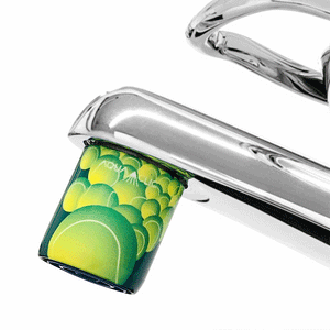 AquaClic-Wassersparer am Wasserhahn in Tennis-Design reduziert Energiekosten