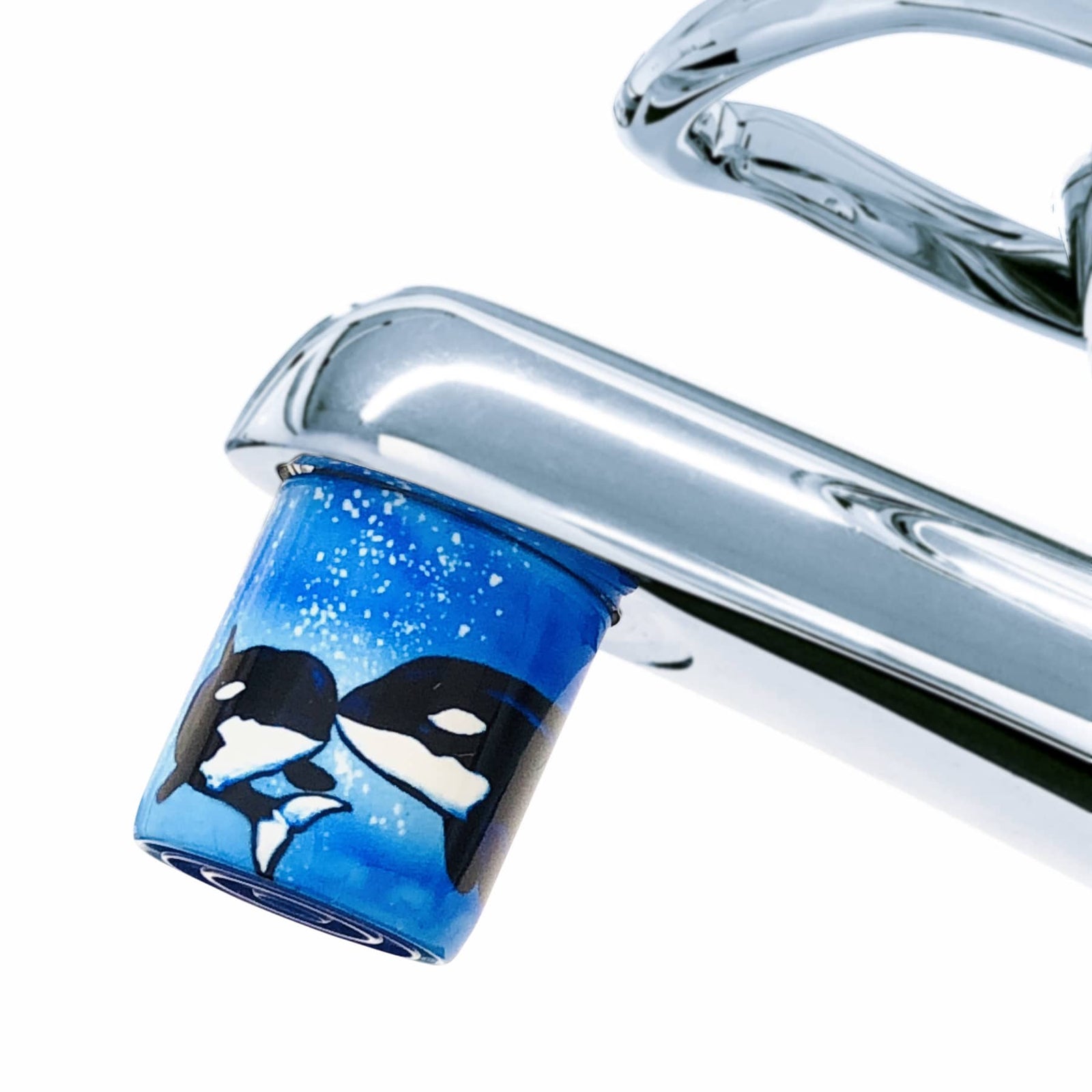 AquaClic-Strahlformer am Wasserhahn mit Baby Orca-Design: Geringerer Wasserverbrauch, weniger Kosten