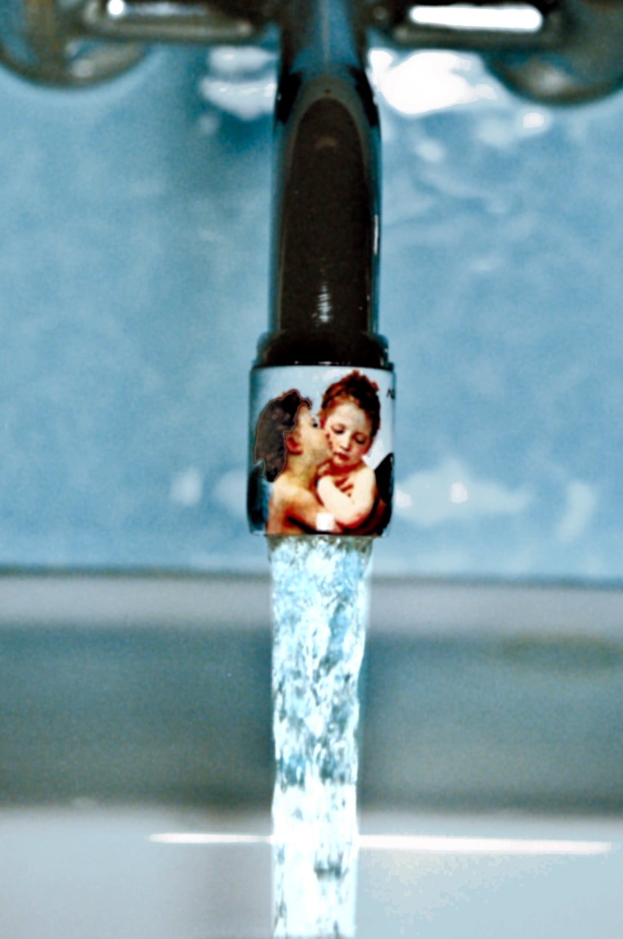 Strahlregler für den Hahn mit AquaClic-Technologie und Kissing Angels -Design für ein nachhaltiges Wassermanagement