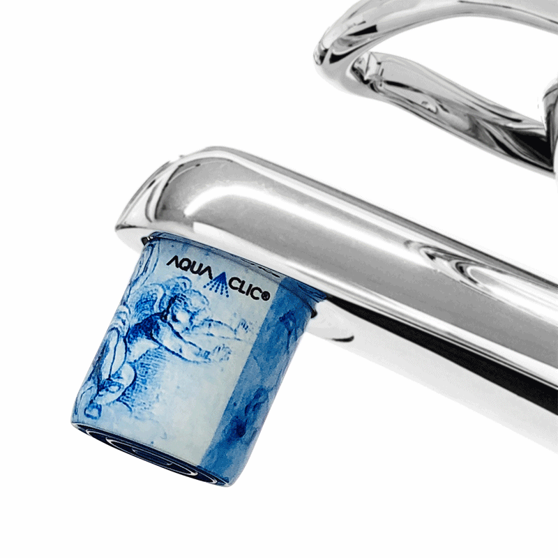 Ein Wasserhahn mit AquaClic-Strahlregler Floating Angels -Design reduziert den Wasserverbrauch und die Kosten.