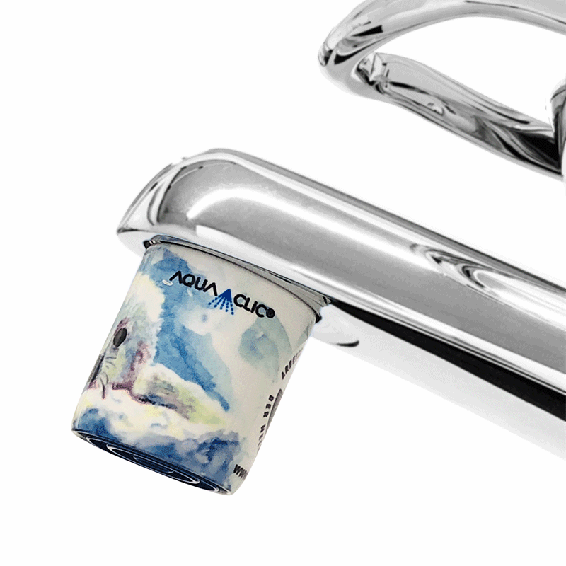 AquaClic wassersparender Strahlregler mit künstlerischem Design, montiert an einem Wasserhahn mit Innengewinde; zeigt die kompakte Form und die Anwendung am Hahn (Technik identisch bei allen AquaClic Modellen).