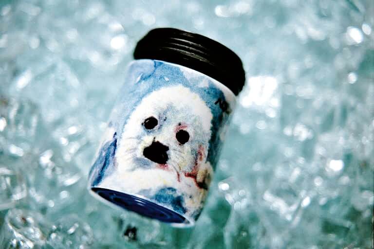 AquaClic Strahlregler mit Babyrobbenmotiv, helle Babyrobbe mit grossen Augen auf blauem Hintergrund, liegend auf eisähnlicher Oberfläche.