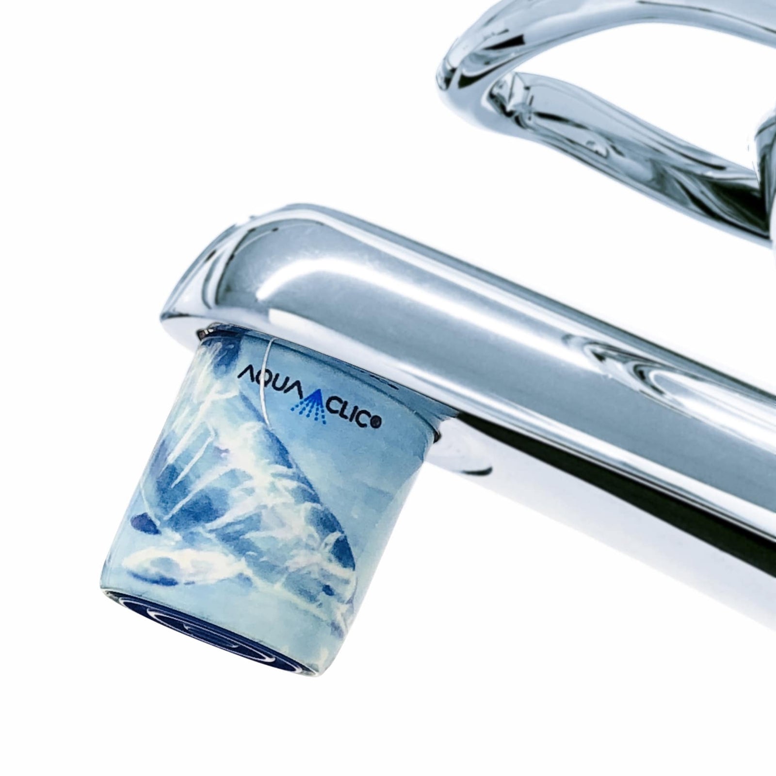 Wasserhahn mit Strahlformer und AquaClic-Technologie in Dolphin + Baby-Design für eine effiziente Nutzung von Wasser und Energie