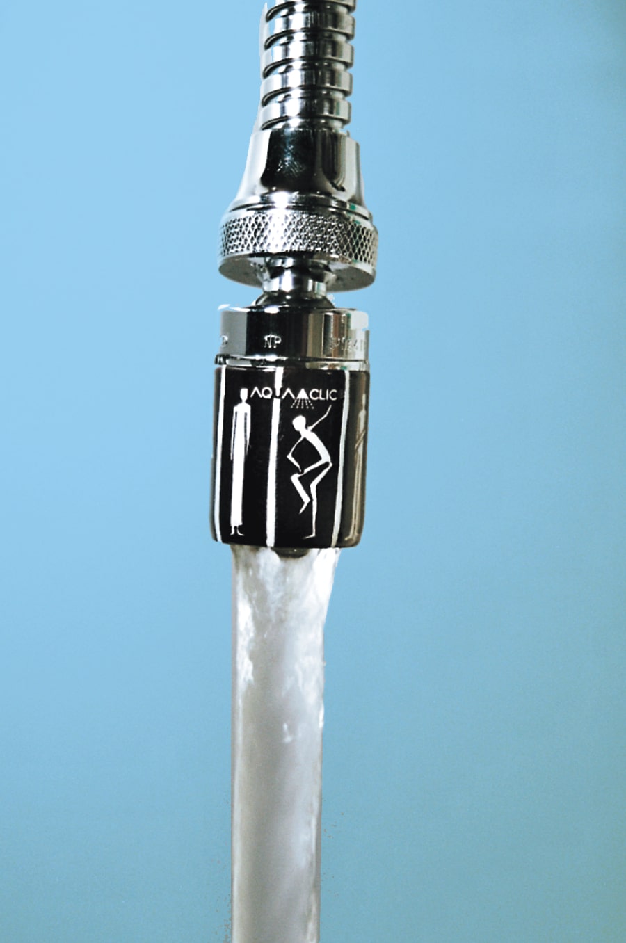 Am Wasserhahn: People-Design AquaClic-Strahlformer am Wasserhahn: Sparen Sie Wasser und Geld