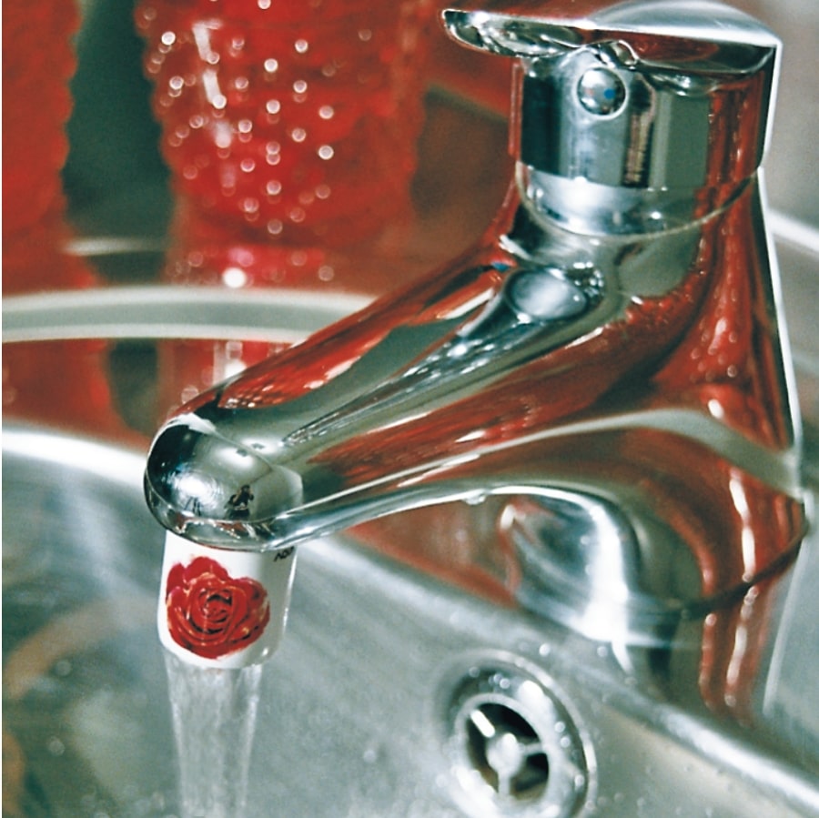 AquaClic-Strahlformer am Hahn mit Rose rose-Design für eine Wasser- und CO2-Einsparung