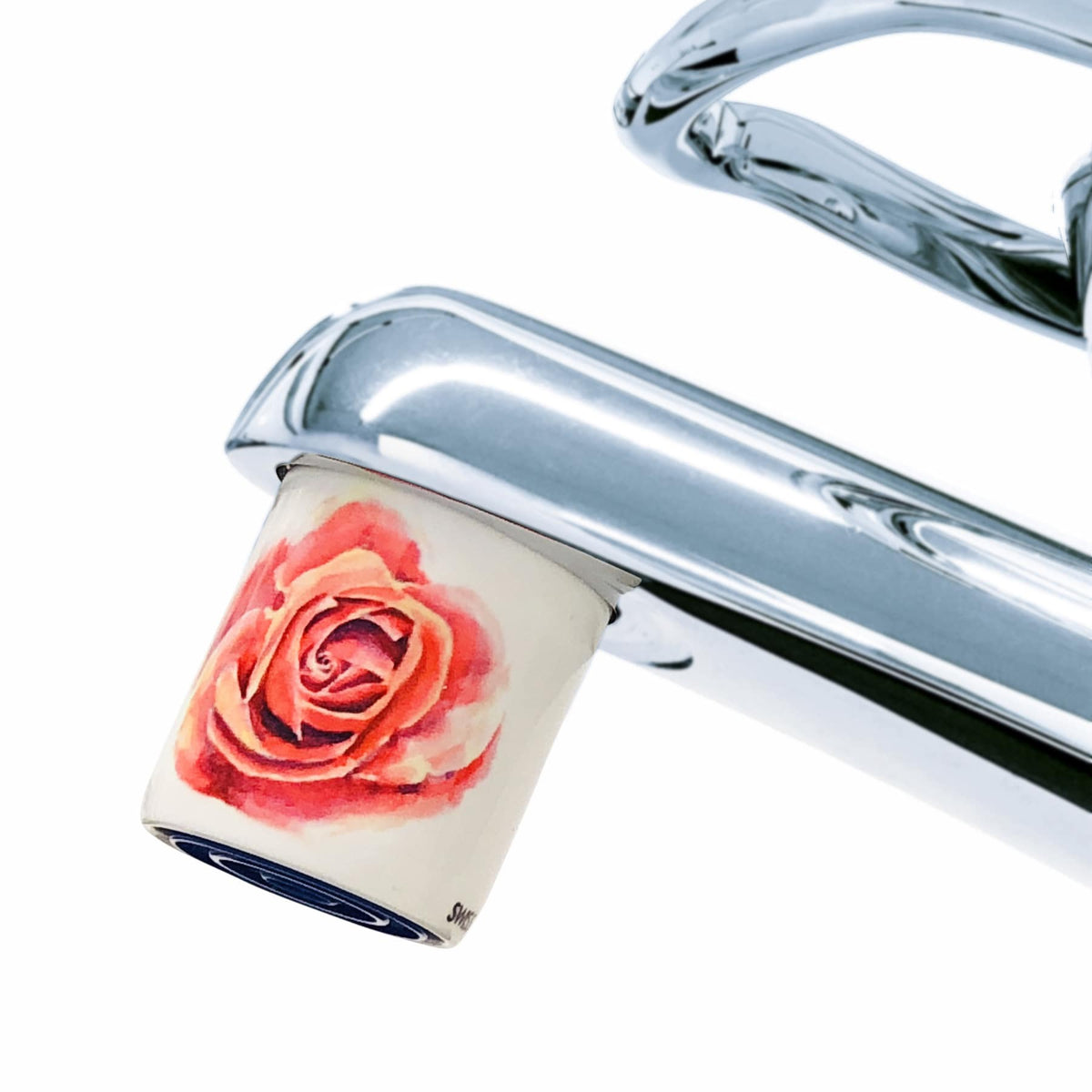 Ein AquaClic-Durchflussmengenregler mit Rose rose-Design spart Wasser und Energie am Wasserhahn.