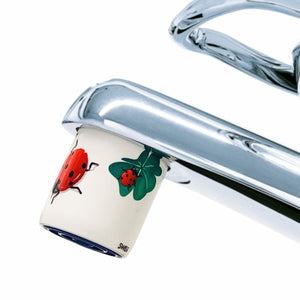 AquaClic-Strahlformer am Wasserhahn in Portafortuna-Design reduziert den Wasserverbrauch und CO2-Emissionen