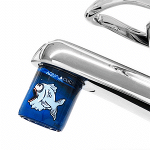 Senken Sie Ihren Wasserverbrauch mit dem AquaClic-Perlstrahlregler und Poissons-Design am Hahn.