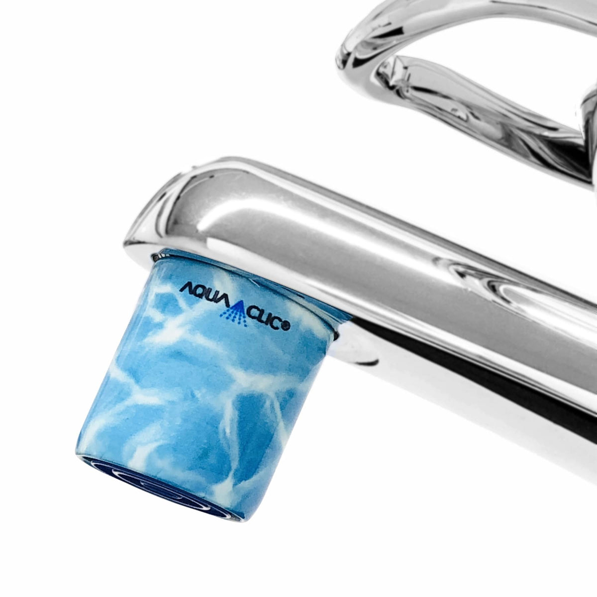 AquaClic-Strahlregler am Hahn mit Swimming Pool-Design senkt den Wasserverbrauch und Energiekosten