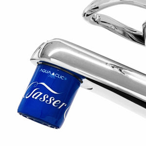 AquaClic-Strahlregler am Wasserhahn mit Wasser - eau - acqua-Design: Wassersparer für den Hahn, reduziert Wasserverbrauch und Kosten