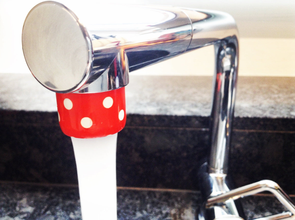 AquaClic-Strahlregler am Wasserhahn in ChuchichÀschtli-Design spart Wasser und Energie