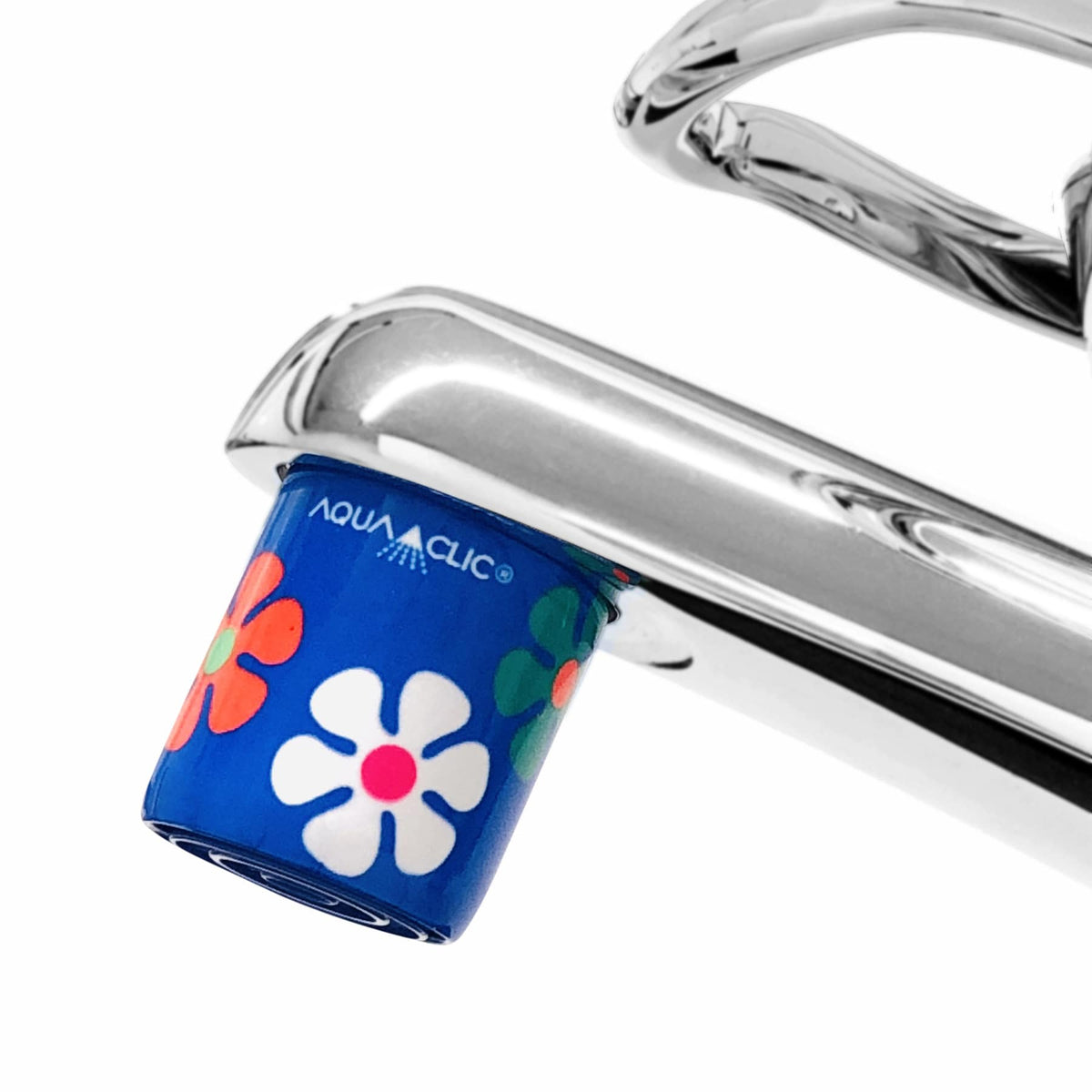 Wassersparer für den Wasserhahn mit Strahlformer und Flower Power-Design und AquaClic-Perlstrahlregler: vermindert den Wasserverbrauch und verschönert den Hahn