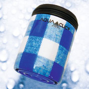 AquaClic Strahlregler Heidi + Peter mit blau-weiss kariertem Design vor Wassertröpfchen als dekorative Produktaufnahme