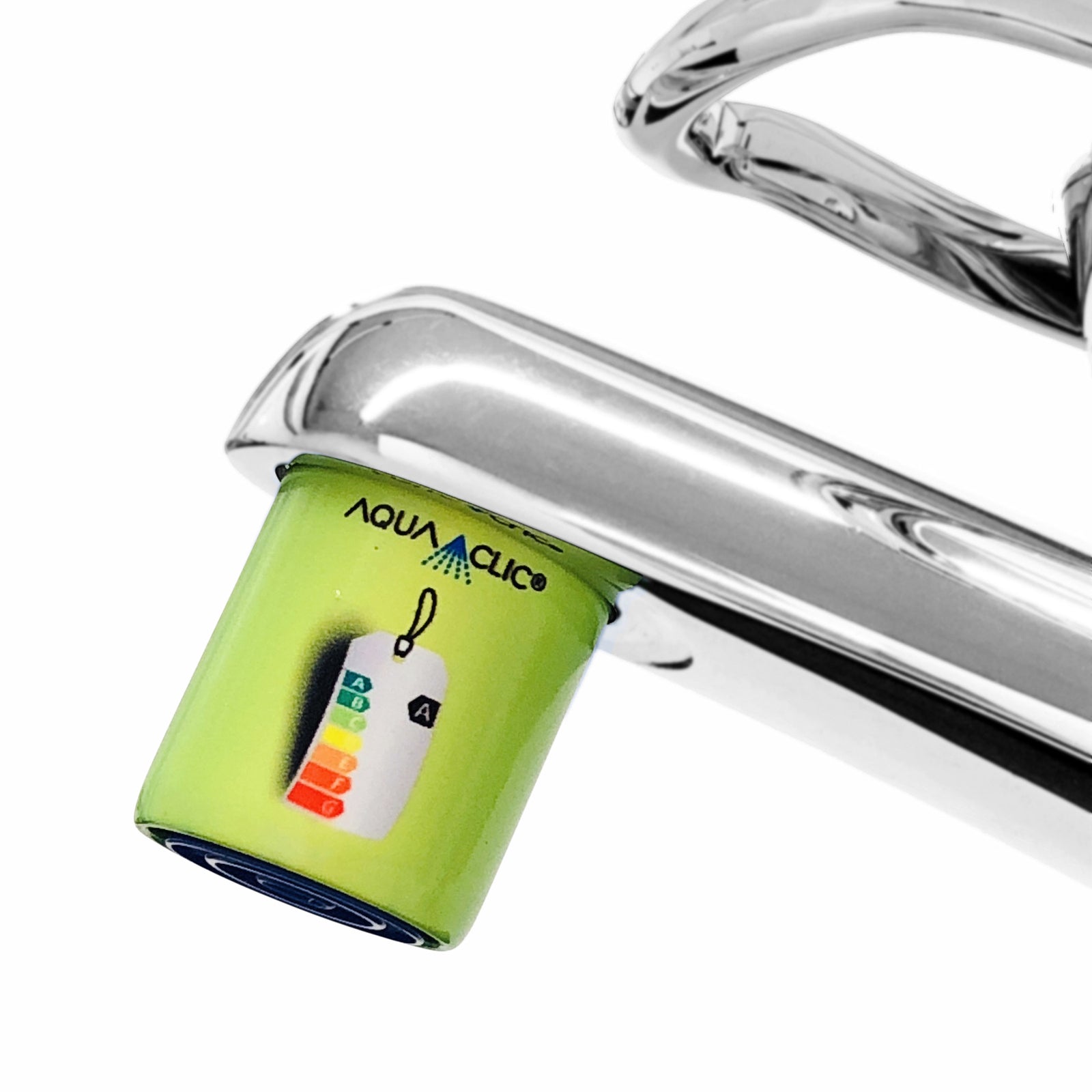 AquaClic Strahlregler Triple Green A mit Energieeffizienz-Label Motiv montiert am Wasserhahn in der Küche