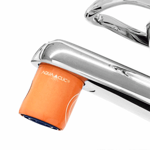 AquaClic Strahlregler im Design „Keep cool!“ mit weißem Power-Button Symbol auf orangem Hintergrund am Wasserhahn Front- und Rückseite