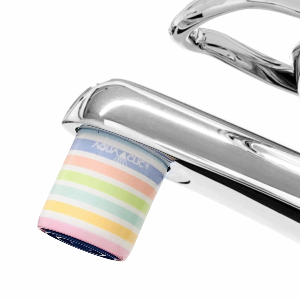 Ein AquaClic-Durchflussmengenregler mit Cinderella-Wassersparer für geringeren Verbrauch