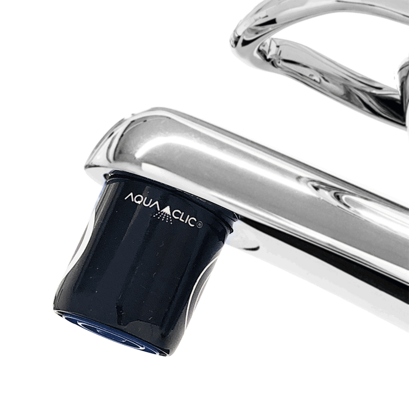 AquaClic Strahlregler im Design „Hasta mañana!“ mit Power-Symbol in Weiß auf schwarzem Hintergrund am Wasserhahn Front- und Rückseite